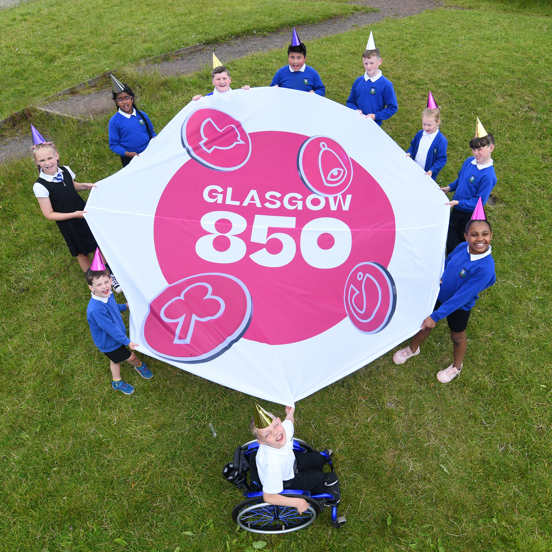 Glasgow 850 - School children with 850 banner