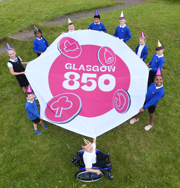 Glasgow 850 - School children with 850 banner