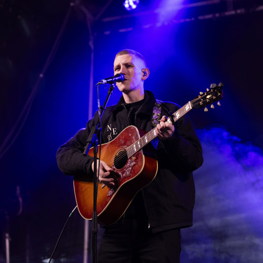 Nathan Evans performing